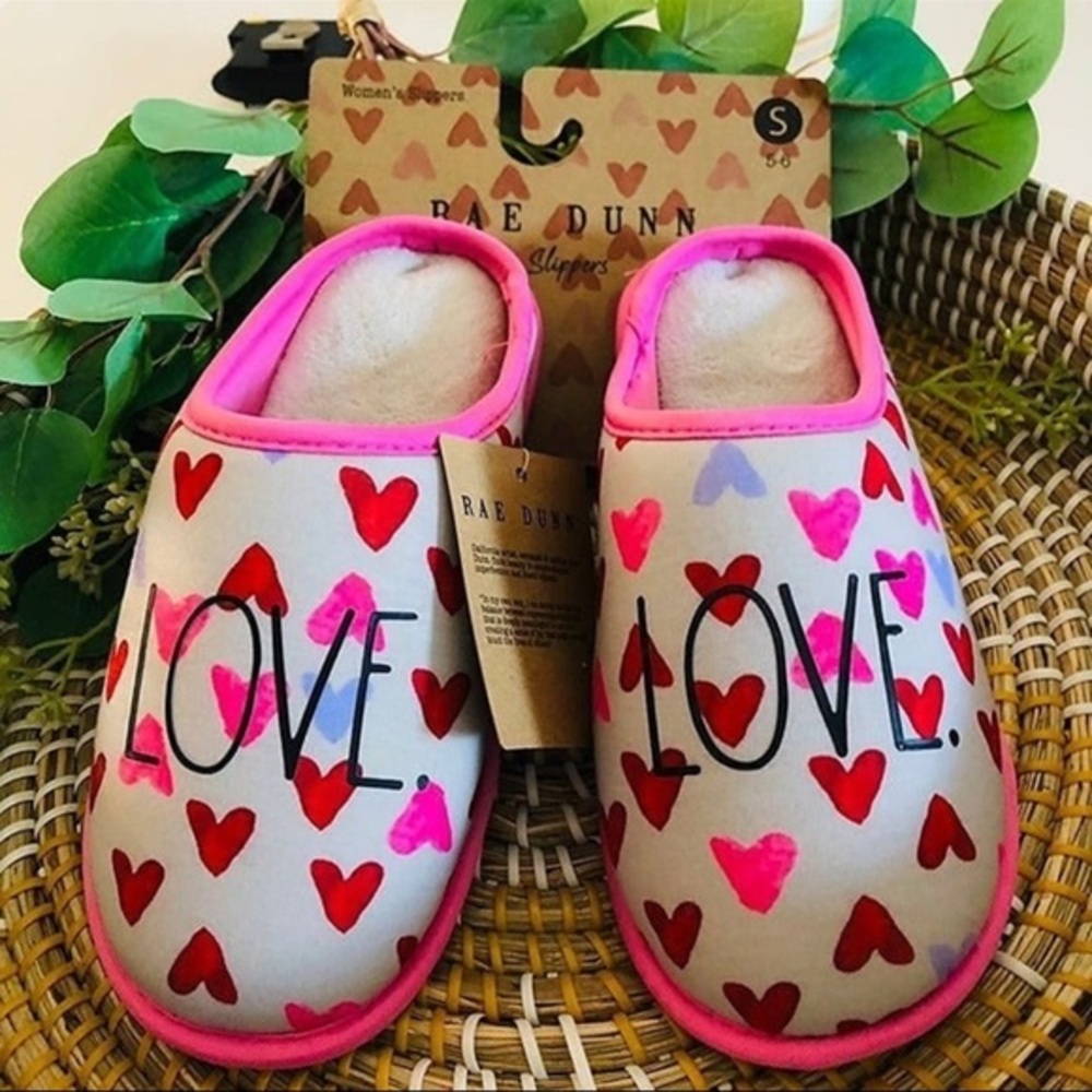 Rae Dunn “LOVE” Heart Print Slippers Pink Cozy Slide Size S (5–6) NWT